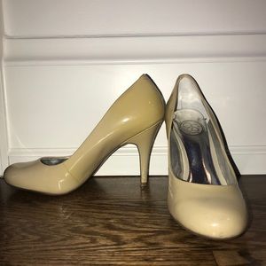 Jessica Simpson Beige Round Toe Heels/Pumps